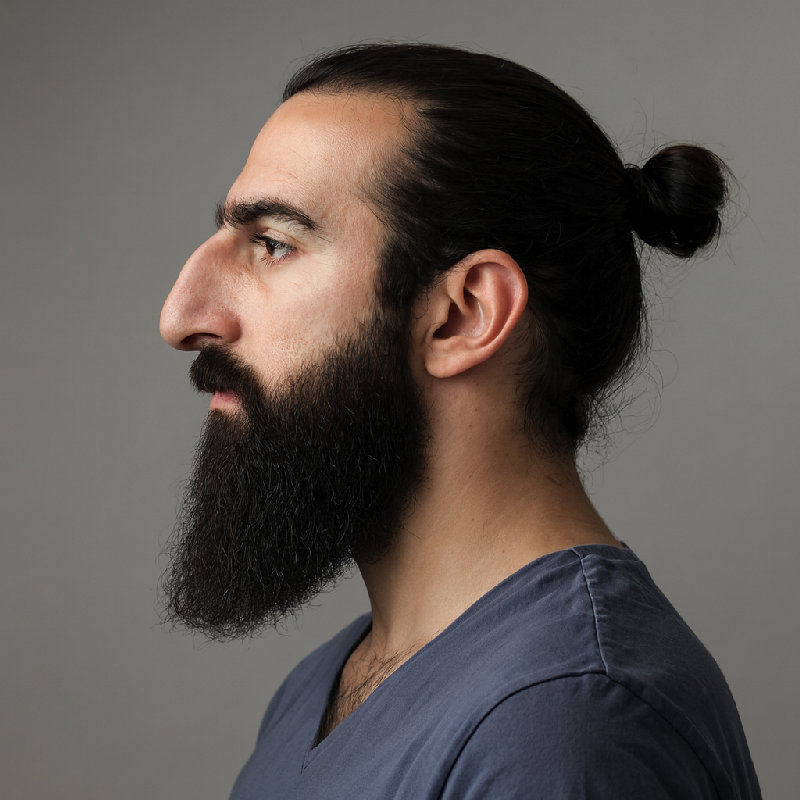 他留着长胡子，还有一个显眼的鹰钩鼻。