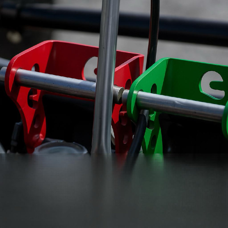 卡丁车有两个踏板，绿色用于加速，红色用于刹车。