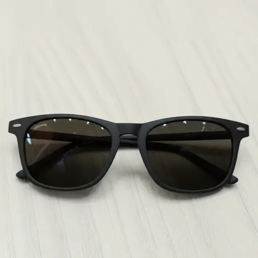 这副太阳镜很酷。