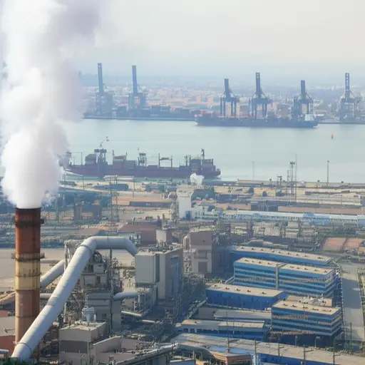 许多工厂位于港口附近的工业区。