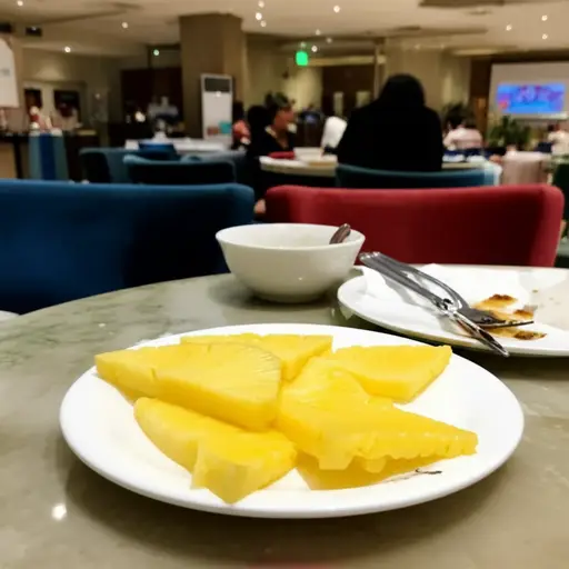 我们饭后甜点吃了几片菠萝。