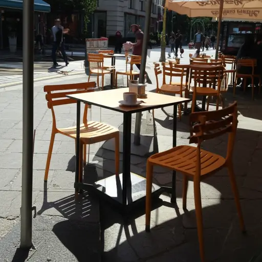 我们在一个人行道咖啡馆享受了咖啡。