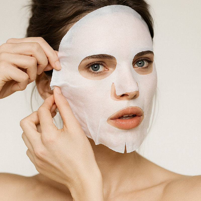 她每周做一次面膜。