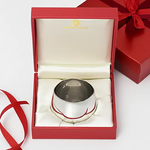 我们送给他们一个纯银制成的精美杯子作为礼物。