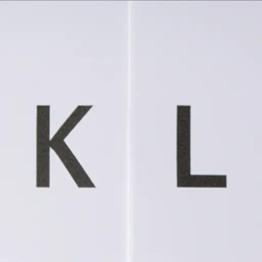 在英语字母表中，K 在 L 前面。