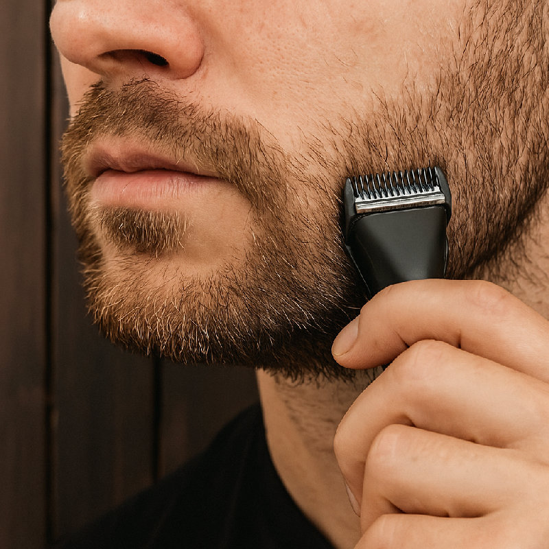 他需要修剪他的胡子。