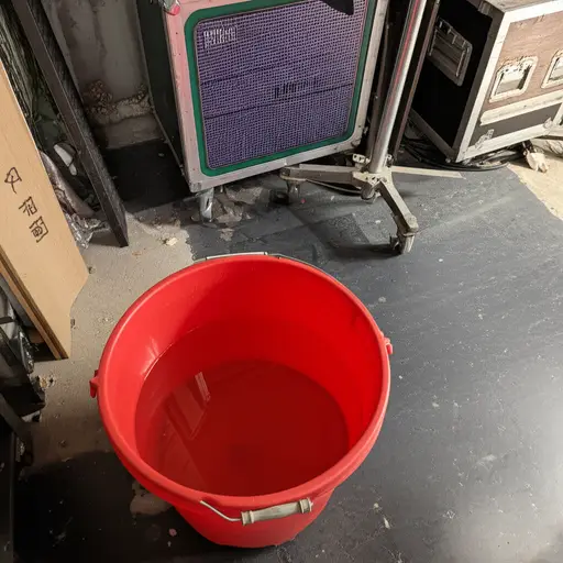 我们在后台放了一桶水，以防火灾。