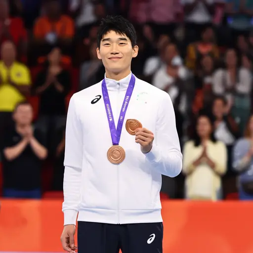 他在竞赛中获得了第三名。