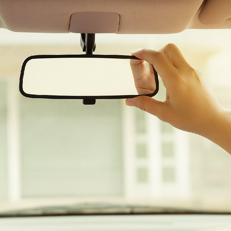 他在调节后视镜。