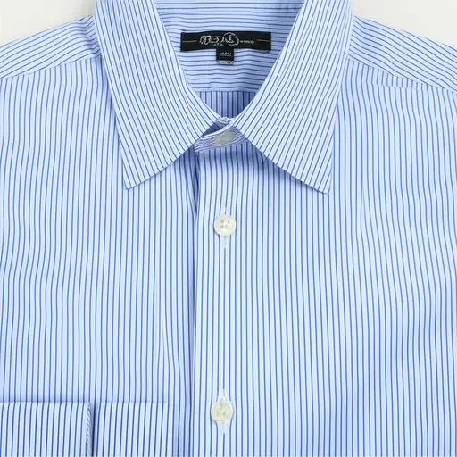 他的衬衫有细蓝条纹。