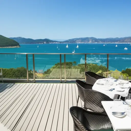 屋顶餐厅拥有横跨海湾的壮观景色。