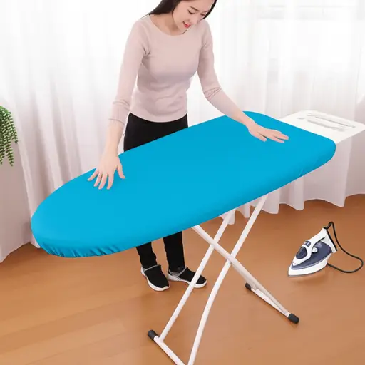 她为熨衣板买了一个新罩子。