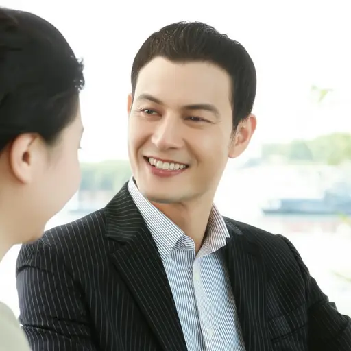 他施展魅力来得到他想要的东西。