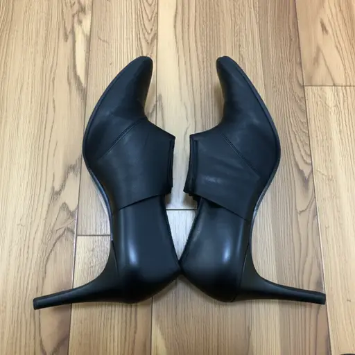 这双靴子有很高的鞋跟。