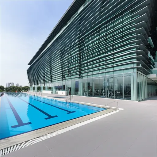 新的体育中心有一个游泳池和一个健身房。