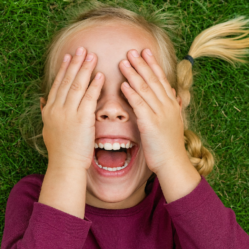 她笑的时候经常会发出哼哼的声音。