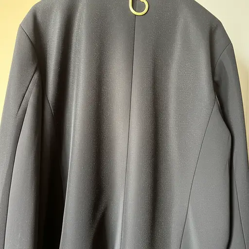 他的外套上沾满了灰尘。