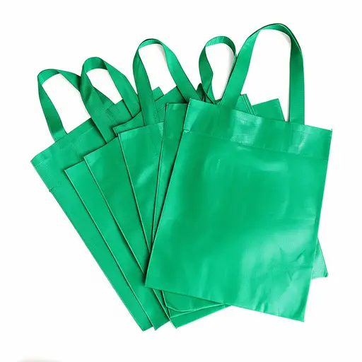 这些袋子是由回收塑料制成的。