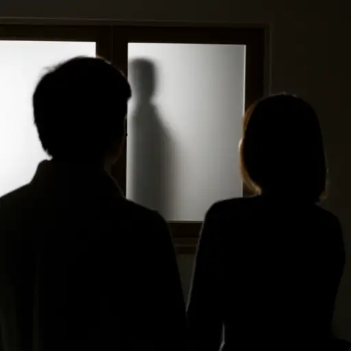 他们听到外面有人在四处走动。