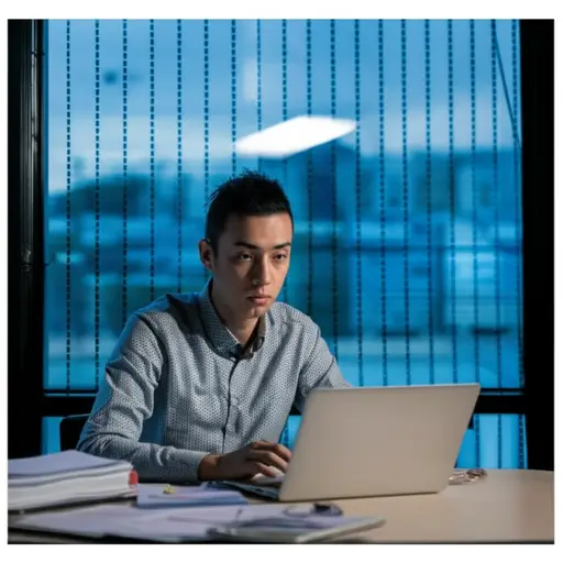 由于他的努力和奉献，他取得了成功。