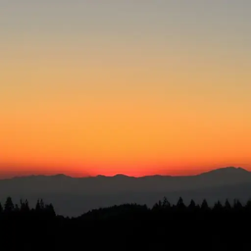 太阳在西方落下。