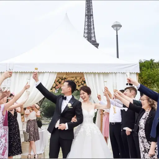 他们邀请了所有朋友参加在巴黎举行的婚礼庆典。