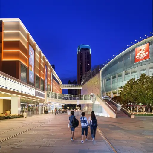 电影结束后我们去购物，因为购物中心就在电影院旁边。