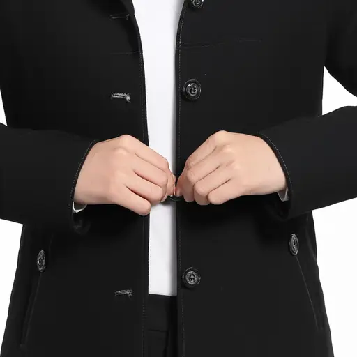 她扣上了外套的纽扣。