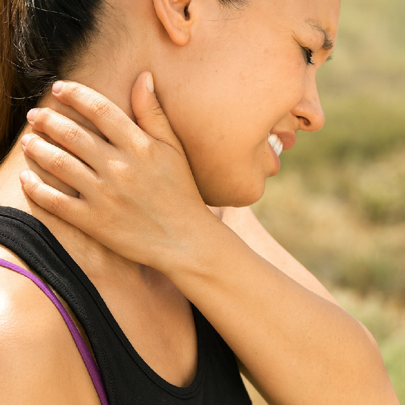 她感到脖子僵硬。