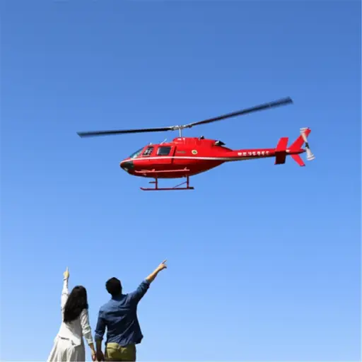 看，天上有一架直升机！