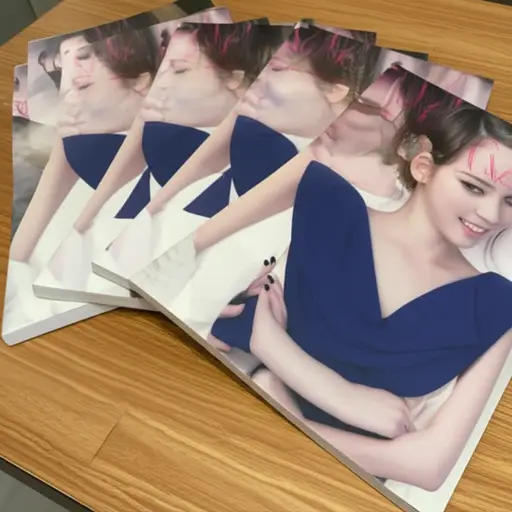 她的照片在几本杂志的封面上。