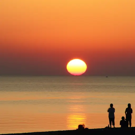 我们可以去海滩看美丽的日落。