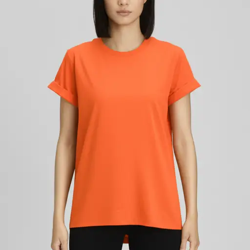 她穿了一件橙色的T恤。