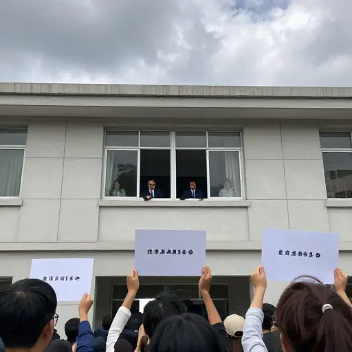 政府面临着不可抗拒的改革压力。