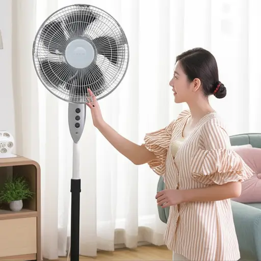 因为空气闷热不流通，她打开了风扇。