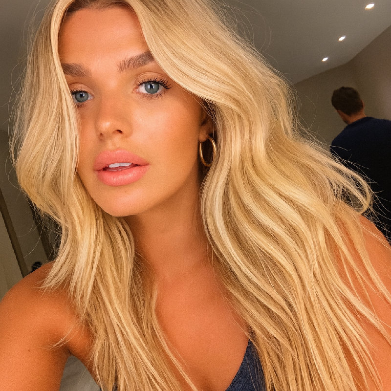 照片里的那个金发女孩是我妹妹。