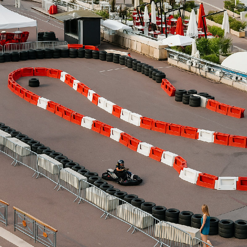 障碍物标记了赛道。它们保证驾驶员的安全。