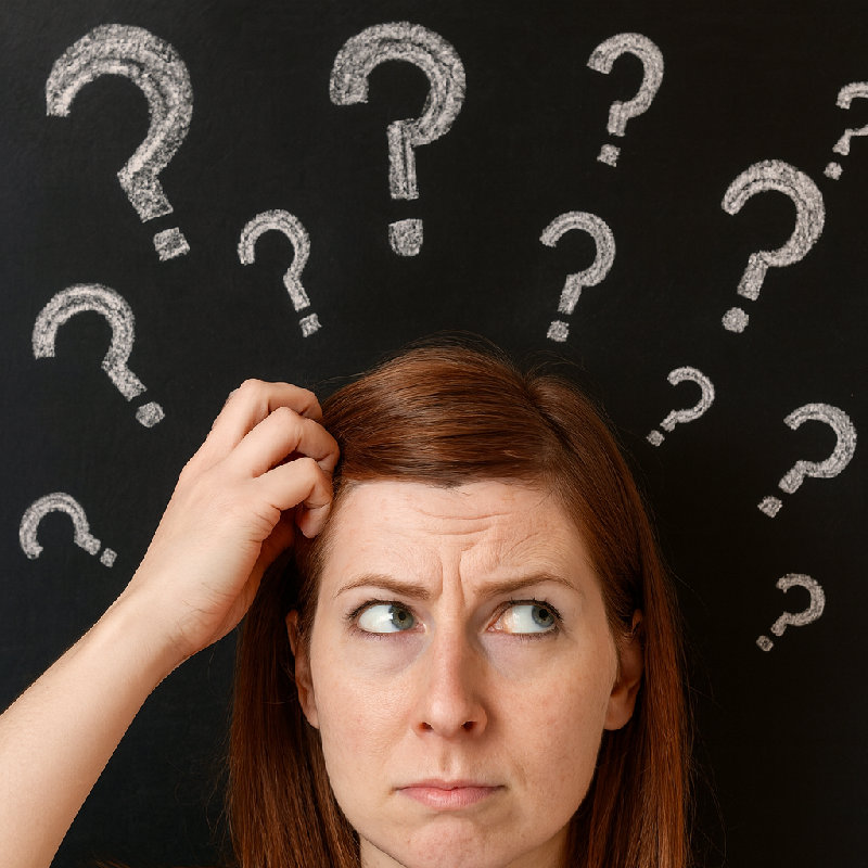 她想不出答案时挠了挠头。