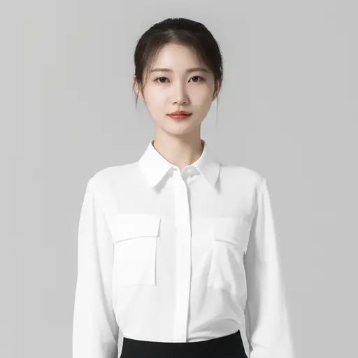 她穿着一件干净的白色衬衫。