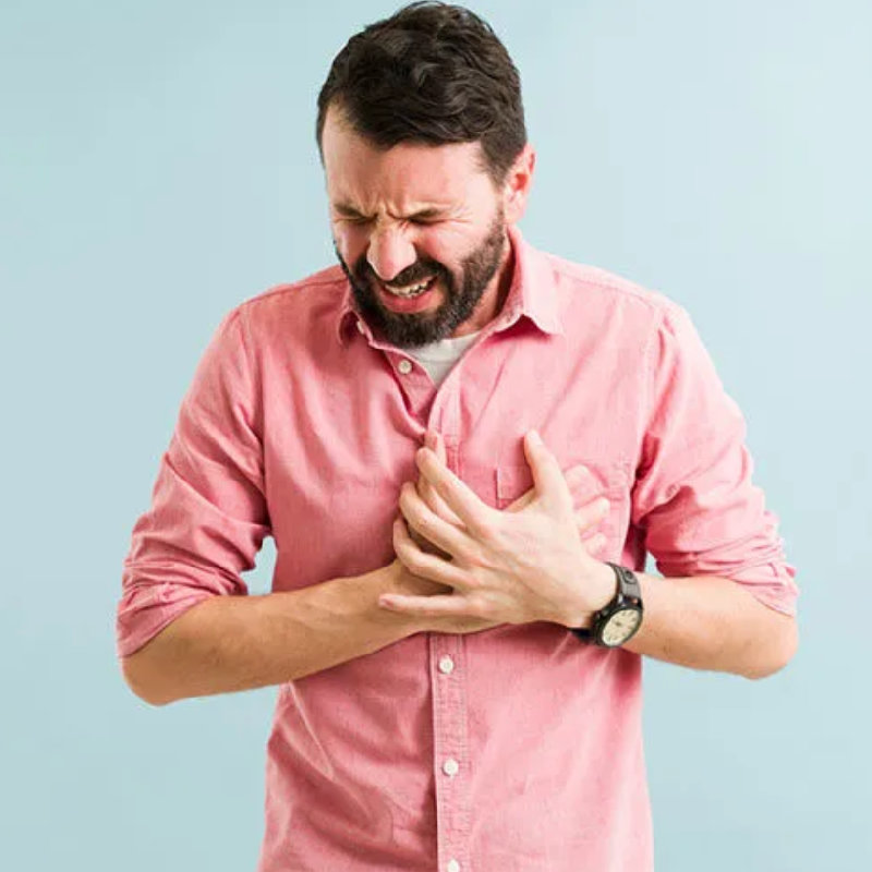 他突然感到胸口剧痛，可能是心脏病发作的征兆。