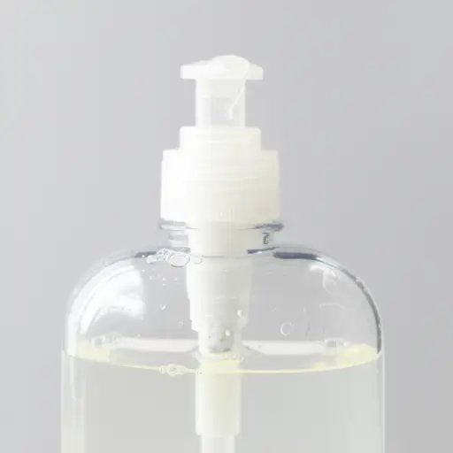 这款洗发水是一种浓稠、芳香的液体。