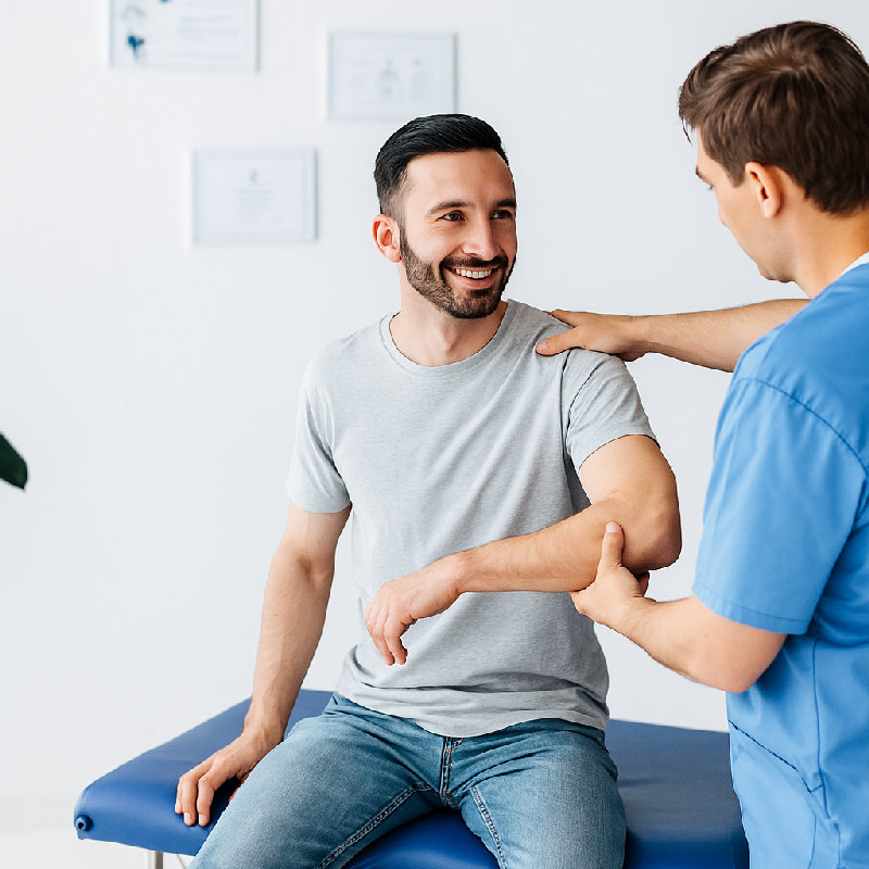 医生在脱臼后把他的胳膊复位了。