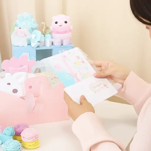 她送了一张贺卡庆祝她朋友的宝宝出生。