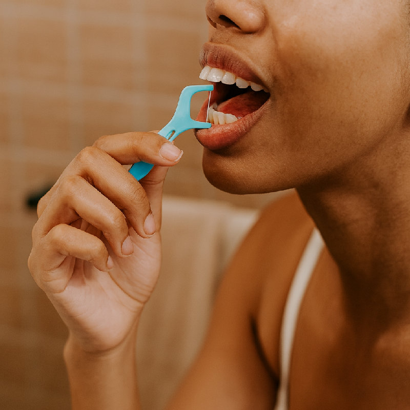 她每天晚上用牙线清洁牙齿。