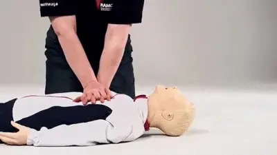 在进行心肺复苏时，你需要有力而有节奏地按压胸部。