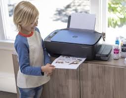 他正在用打印机打印照片。