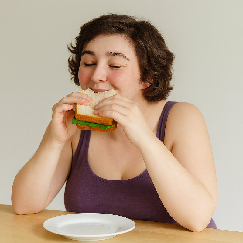 她正在咀嚼食物。