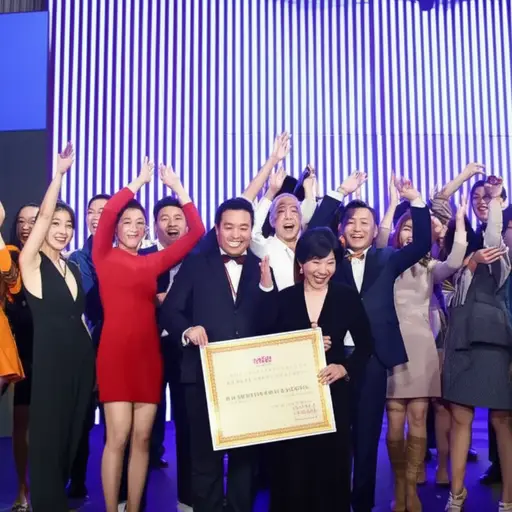 当他们宣布获胜者时，每个人都变得非常兴奋。