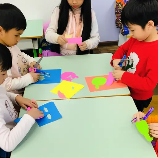 美术课上，我们用剪刀剪纸。