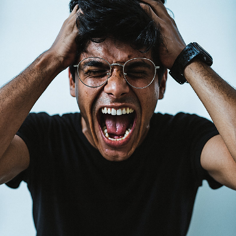 他失去理智，开始大喊大叫。